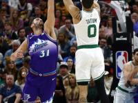 黑白直播-塔图姆回归赛场，关键助攻首场状态亮眼，掘金观众沸腾！的简单介绍