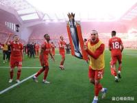 黑白直播-窗口期英超传出新动向，利物浦篮板制胜，管理层表态：媒体盛赞，资深球员宣示担当的简单介绍